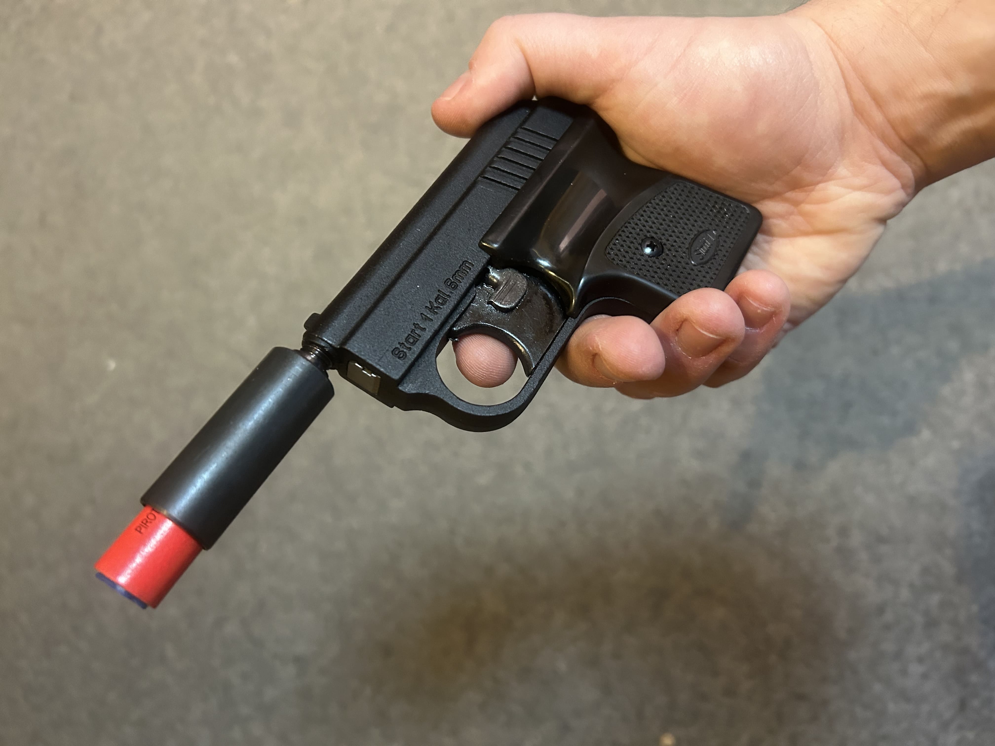 pistolet hukowy Start 1 z zamontowaną nasadką do wystrzeliwania rac