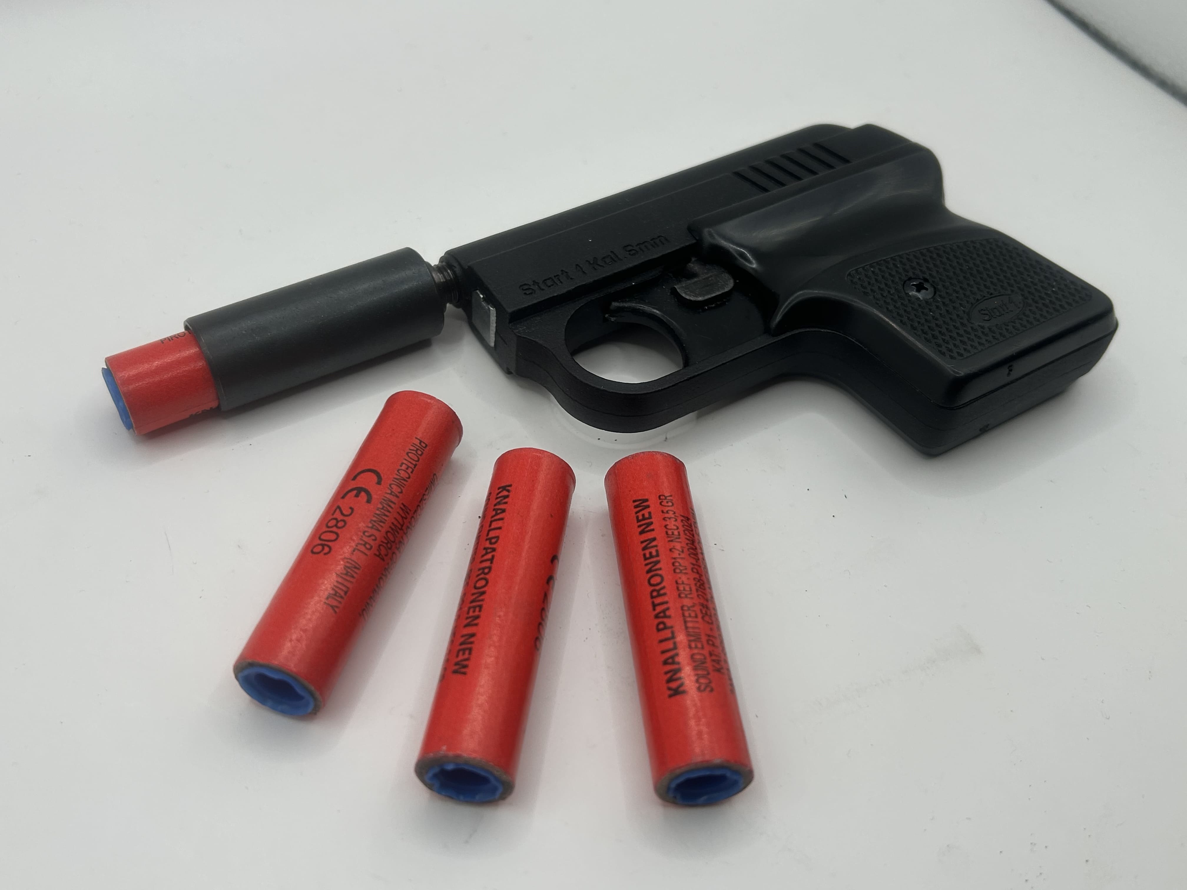pistolet hukowy Start 1 z nasadką i racami pistoletowymi hukowymi czerwonymi